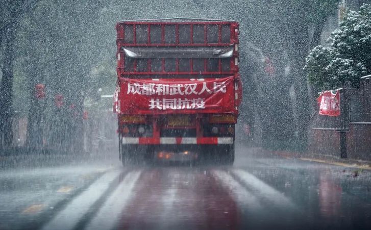 ↑ 2月15日，风雪中，运送成都市成华区捐赠武汉消毒液的卡车在市区行驶。