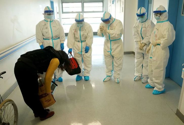 ↑严女士出院临别时向医护人员鞠躬致谢。