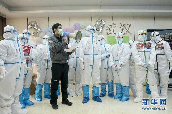 （聚焦疫情防控）（2）方舱医院里的“三八”妇女节