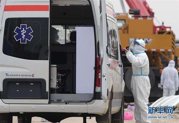 （聚焦疫情防控·图片故事）（12）奔忙在武汉雷神山医院的“摆渡人”
