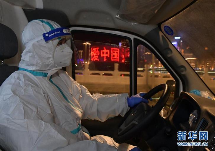 （聚焦疫情防控·图片故事）（13）奔忙在武汉雷神山医院的“摆渡人”