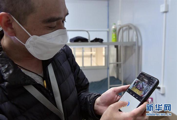 （聚焦疫情防控·图片故事）（14）奔忙在武汉雷神山医院的“摆渡人”