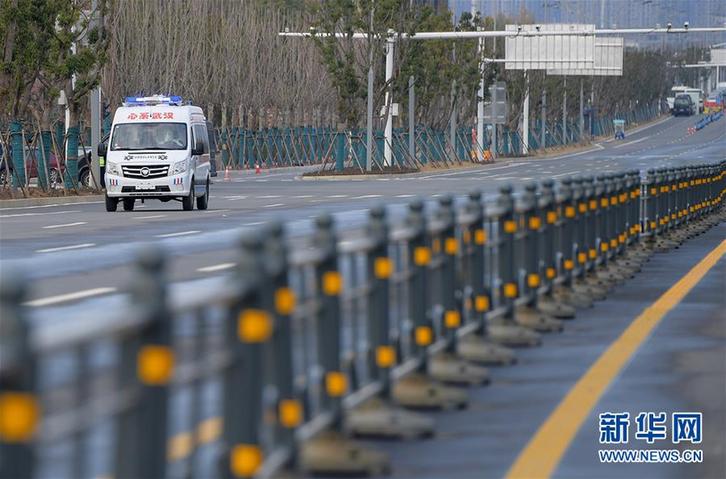 （聚焦疫情防控·图片故事）（15）奔忙在武汉雷神山医院的“摆渡人”