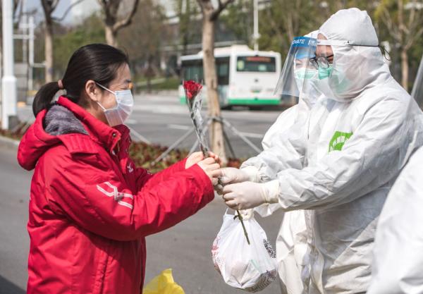 白衣战士，你的名字写满了这个春天！