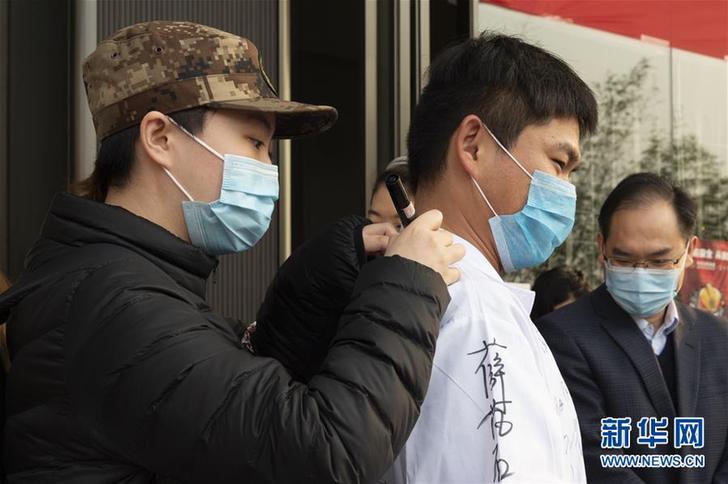 （聚焦疫情防控）（1）向最可爱的人要签名！