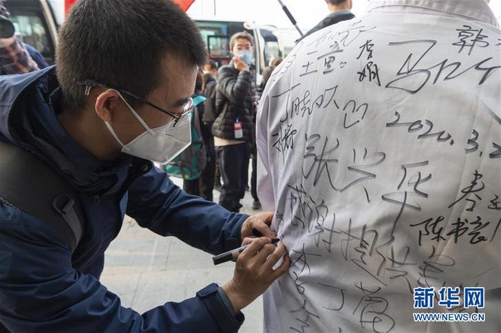 （聚焦疫情防控）（4）向最可爱的人要签名！