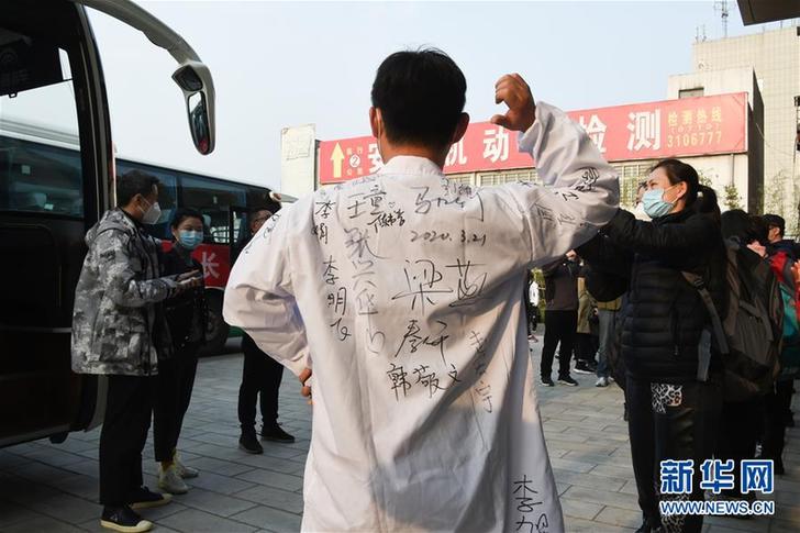 （聚焦疫情防控）（5）向最可爱的人要签名！