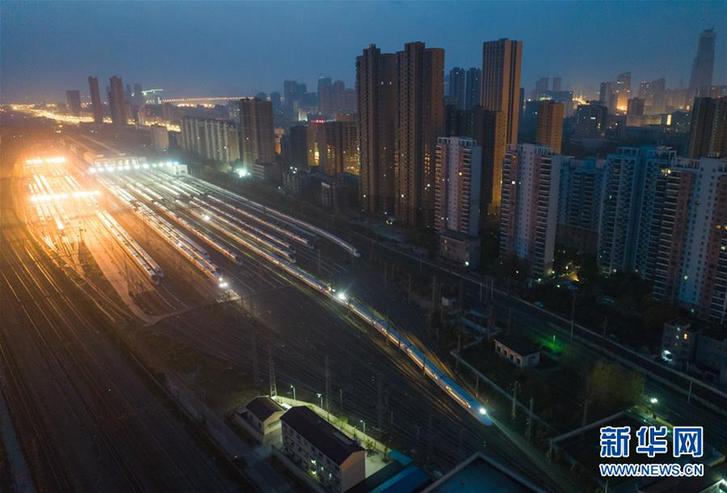 （聚焦疫情防控）（7）武汉“解封”后开往湖北省内的首趟列车始发