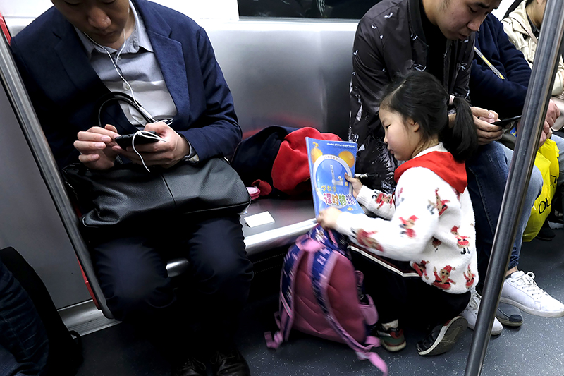 手机和娃，哪个才是你“手心里的宝”？