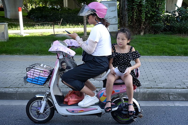 手机和娃，哪个才是你“手心里的宝”？