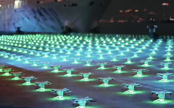 无人机点亮黄浦江畔，上海举办首个阳台音乐会