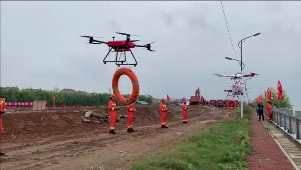 无人机空投救生圈，8分钟搭好一座桥，武汉防汛很硬核