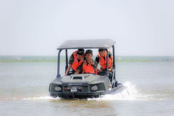 无人机空投救生圈，8分钟搭好一座桥，武汉防汛很硬核