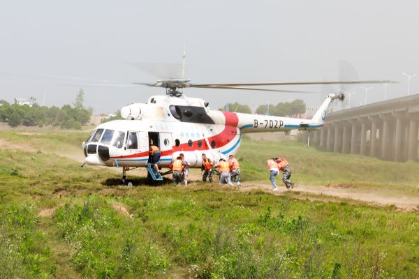 无人机空投救生圈，8分钟搭好一座桥，武汉防汛很硬核