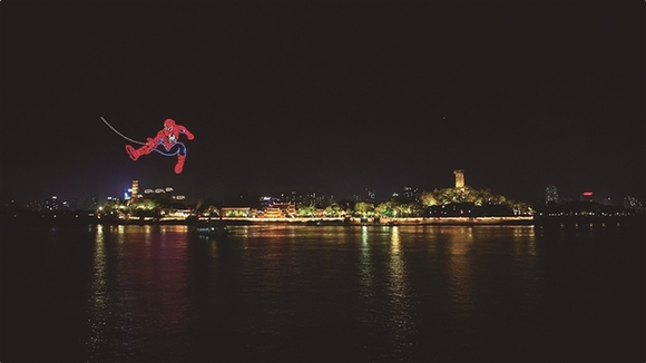 江心屿一场灯光秀在朋友圈刷屏 1000架无人机升空“变戏法”