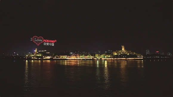 江心屿一场灯光秀在朋友圈刷屏 1000架无人机升空“变戏法”