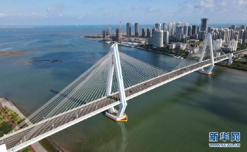 “天空之眼”瞰?？?/></p>

<p>　　这是5月3日拍摄的?？谑兰痛笄牛ㄎ奕嘶掌?。</p>


<p>
</p><p>　　?？?，是国家“一带一路”重要支点城市，也是海南自贸港建设的核心城市，这座有着旖旎自然风光的海滨城市，即将迎来首届中国国际消费品博览会。在“十四五”开局之年，也是海南全面深化改革开放和加快建设自由贸易港关键之年，让我们跟随“天空之眼”瞰?？?，用别样的视角，欣赏椰城之美。</p>


<p>
</p><p>　　新华社记者 杨冠宇 摄 图片来源：新华网</p>
<p><!-- 分页 --></p>
<p align=