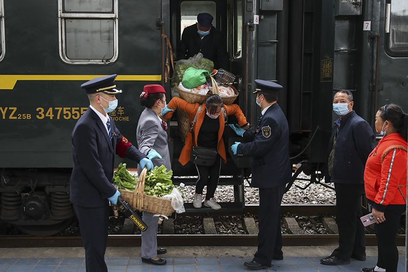 贵州山区“带货慢火车”重现繁忙