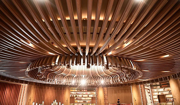 “生活在日照就是幸?！毙挛派阌白髌废殖∑姥〗峁蚁?  border=