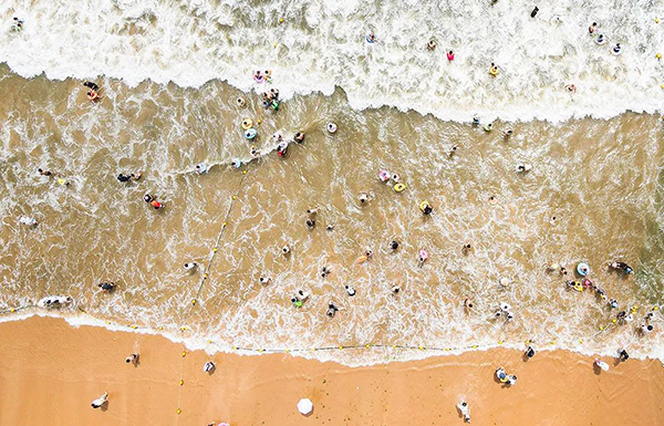 “生活在日照就是幸?！毙挛派阌白髌废殖∑姥〗峁蚁?  border=