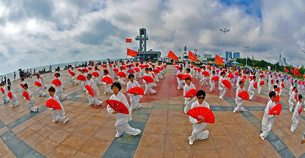 “生活在日照就是幸?！毙挛派阌白髌废殖∑姥〗峁蚁?  border=