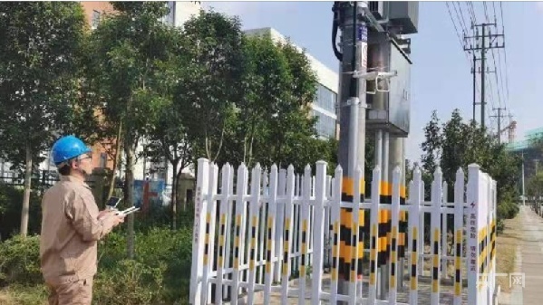 专家团队正在调试无人机（央广网发 倪雯摄）