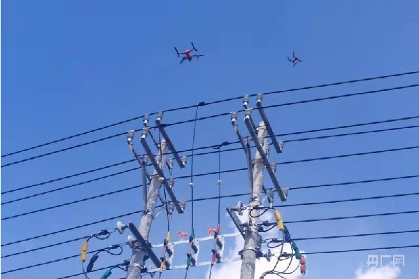 无人机空中作业（央广网发 倪雯摄）