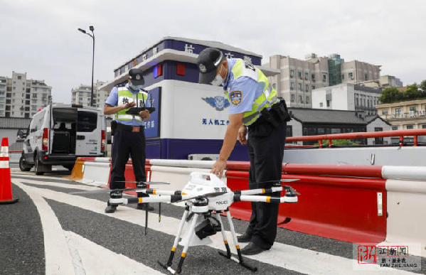 杭州:无人机中队助力高架执法 杭州:无人机中队助力高架执法