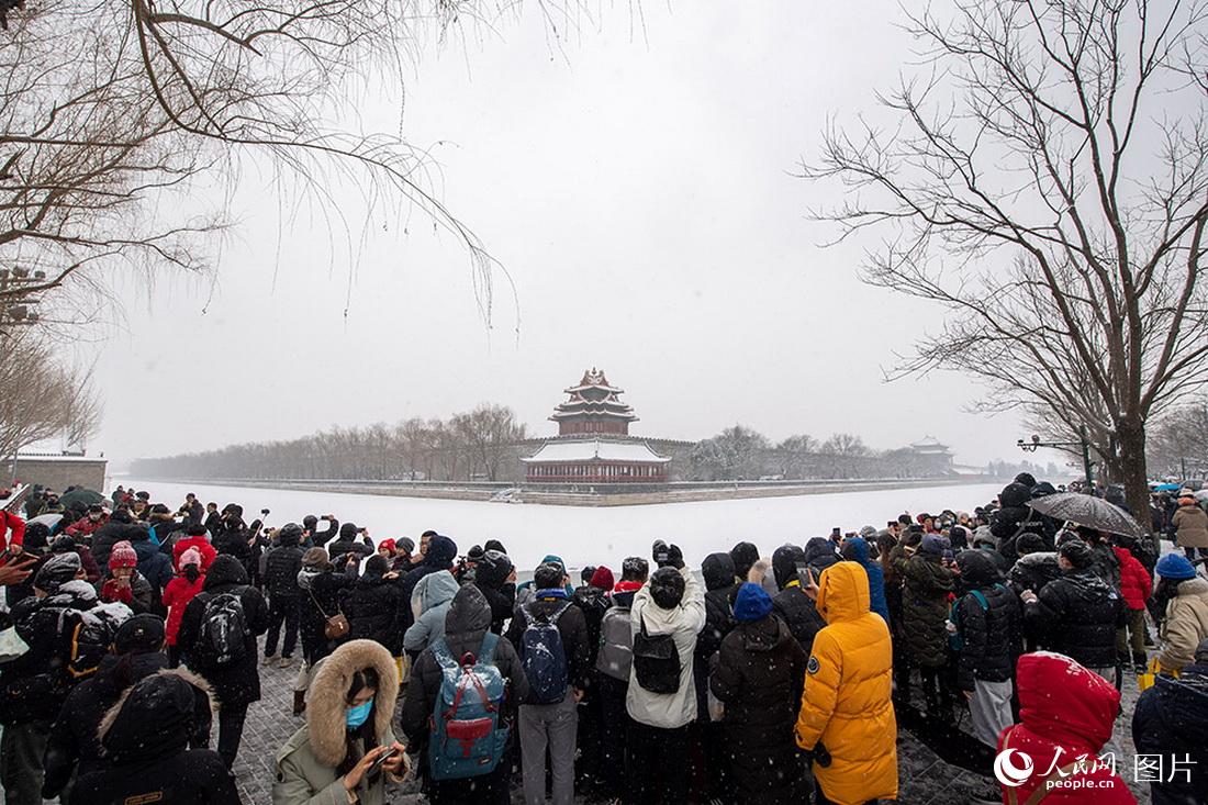 2月13日，雪中的故宫角楼，引来无数市民及游客驻足赏景。人民网记者翁奇羽摄