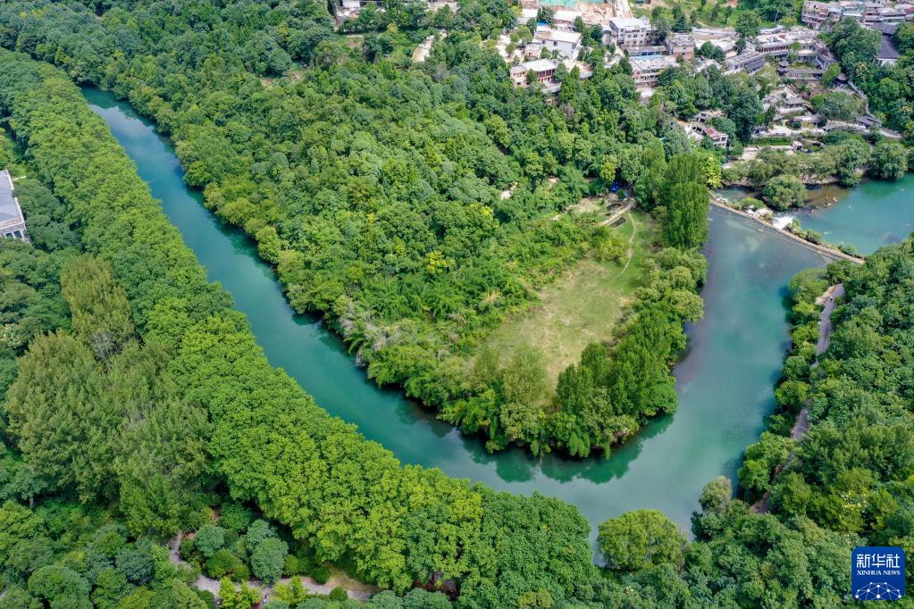 贵阳:夏日黄金大道景如画