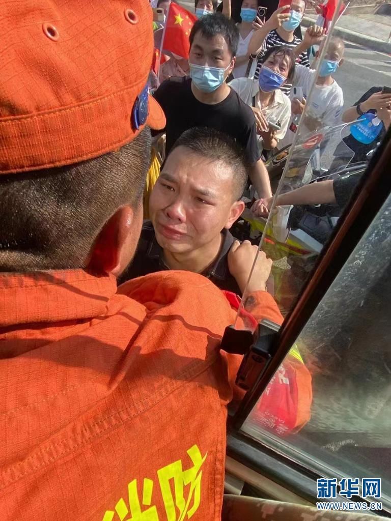 重庆市民欢送云南救火英雄 重庆市民欢送云南救火英雄