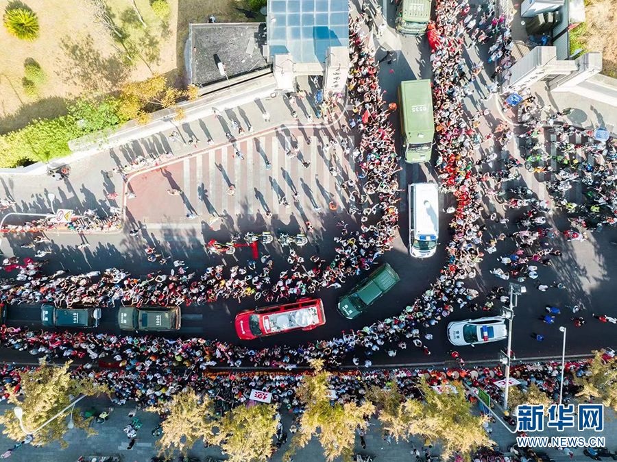 重庆市民欢送云南救火英雄 重庆市民欢送云南救火英雄