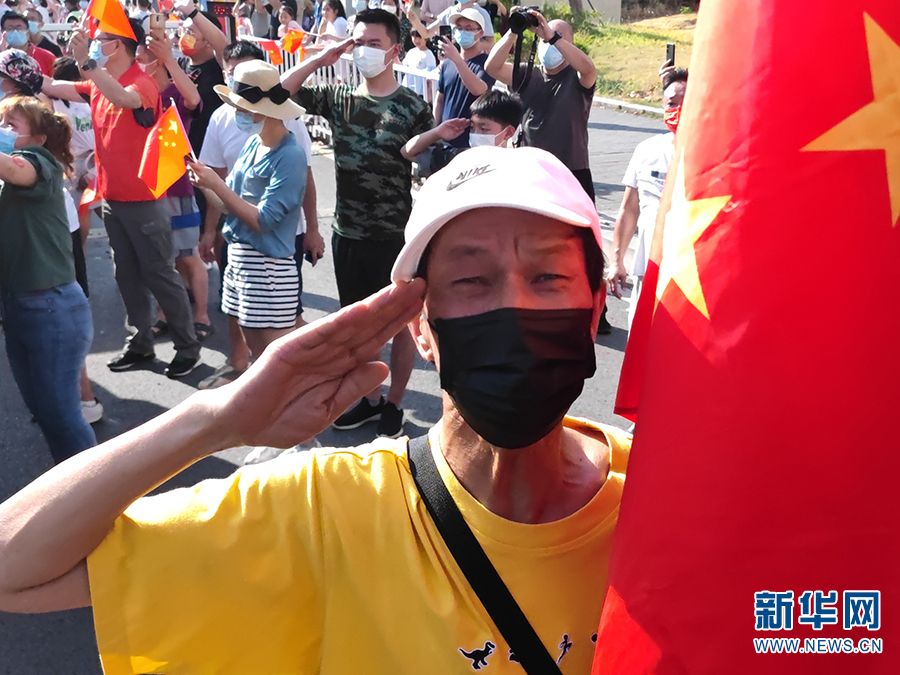 重庆市民欢送云南救火英雄 重庆市民欢送云南救火英雄