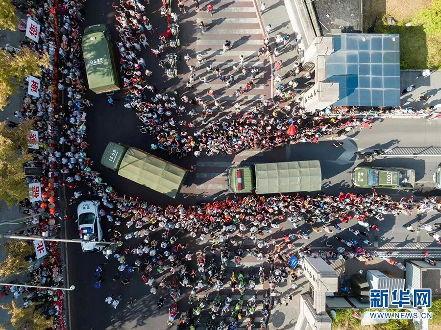 重庆市民欢送云南救火英雄 重庆市民欢送云南救火英雄