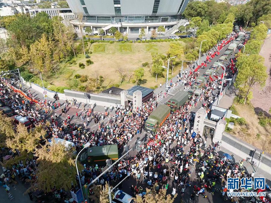 重庆市民欢送云南救火英雄 重庆市民欢送云南救火英雄