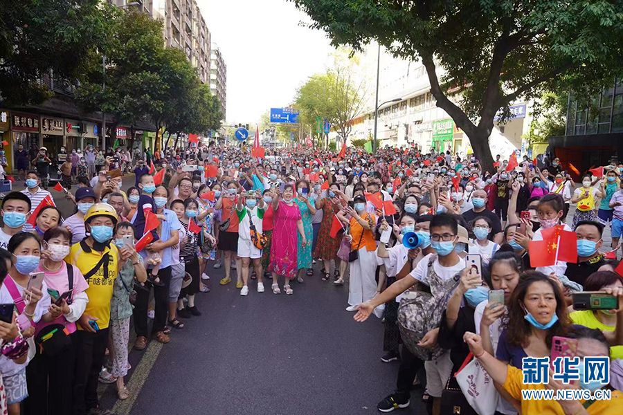 重庆市民欢送云南救火英雄 重庆市民欢送云南救火英雄