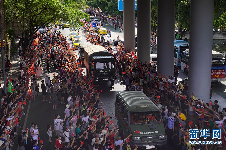 重庆市民欢送云南救火英雄 重庆市民欢送云南救火英雄