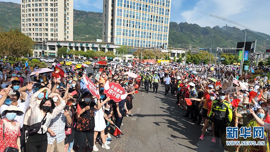 重庆市民欢送云南救火英雄 重庆市民欢送云南救火英雄