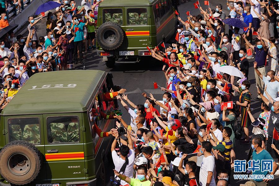 重庆市民欢送云南救火英雄 重庆市民欢送云南救火英雄