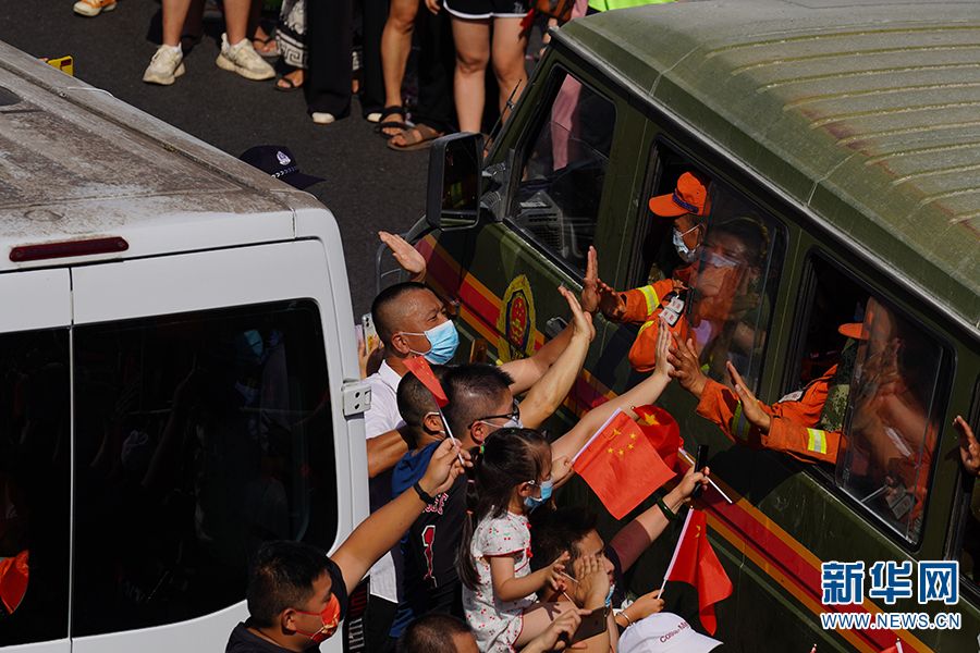 重庆市民欢送云南救火英雄 重庆市民欢送云南救火英雄