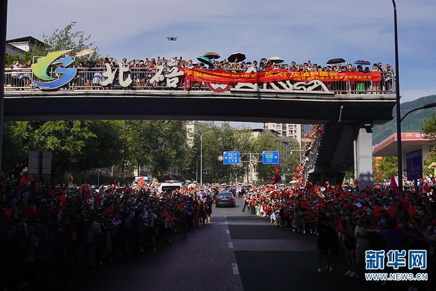 重庆市民欢送云南救火英雄 重庆市民欢送云南救火英雄