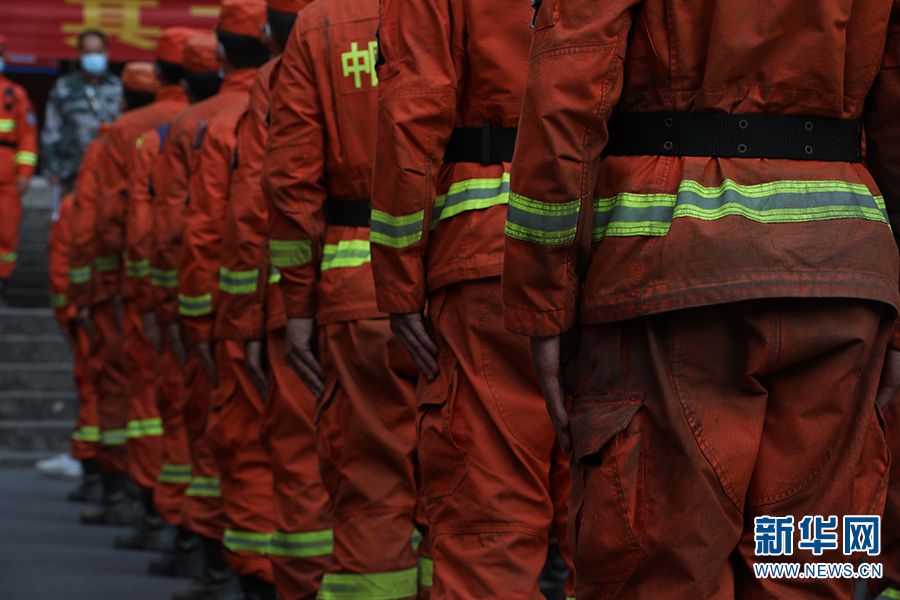 重庆市民欢送云南救火英雄 重庆市民欢送云南救火英雄