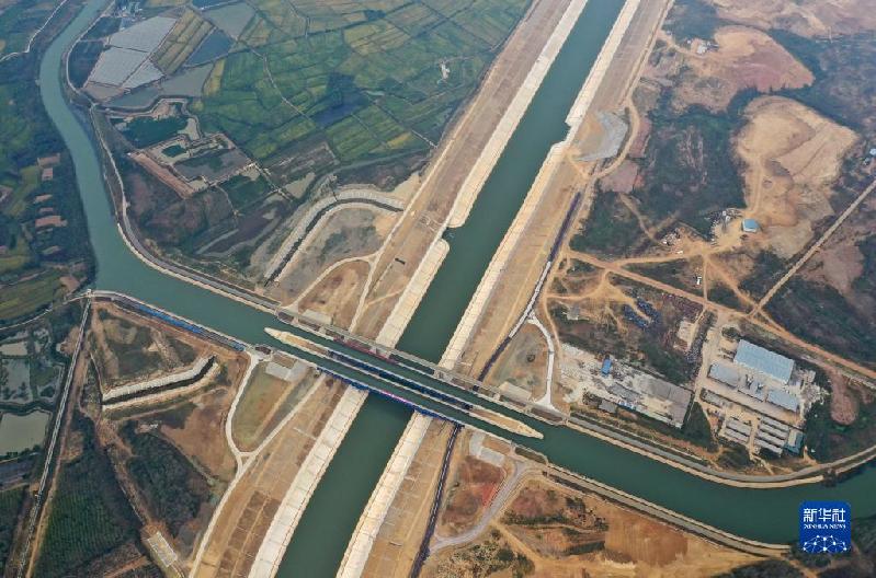 新华全媒+|河上有河！无人机带你鸟瞰世界单跨最大“水上立交”