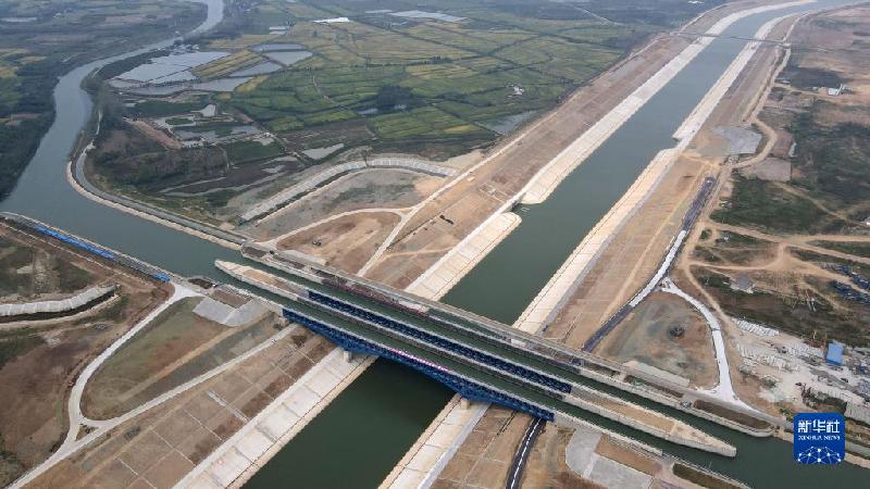 新华全媒+|河上有河！无人机带你鸟瞰世界单跨最大“水上立交”