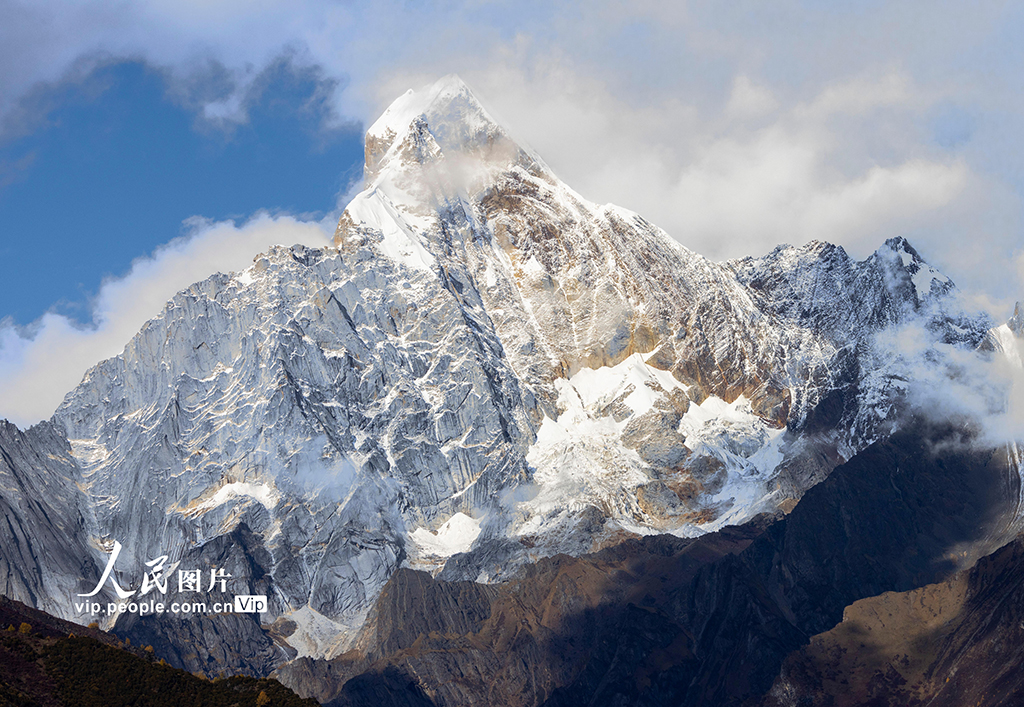 四姑娘山景区秋色如画