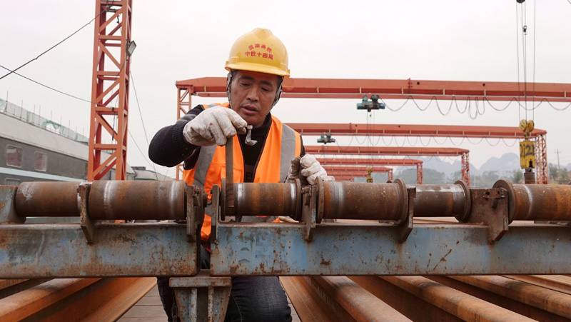 除夕，他们奋战在贵南高铁建设工地