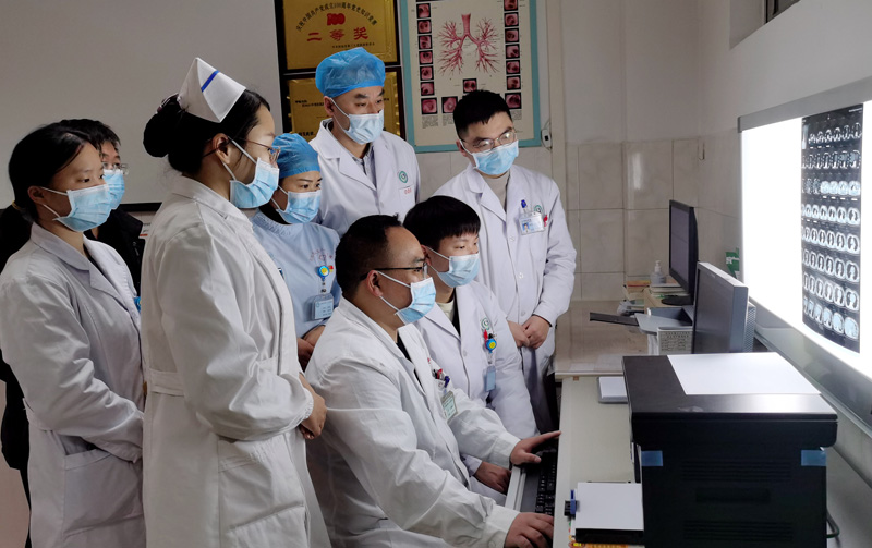 坚守岗位的白衣天使 坚守岗位的白衣天使