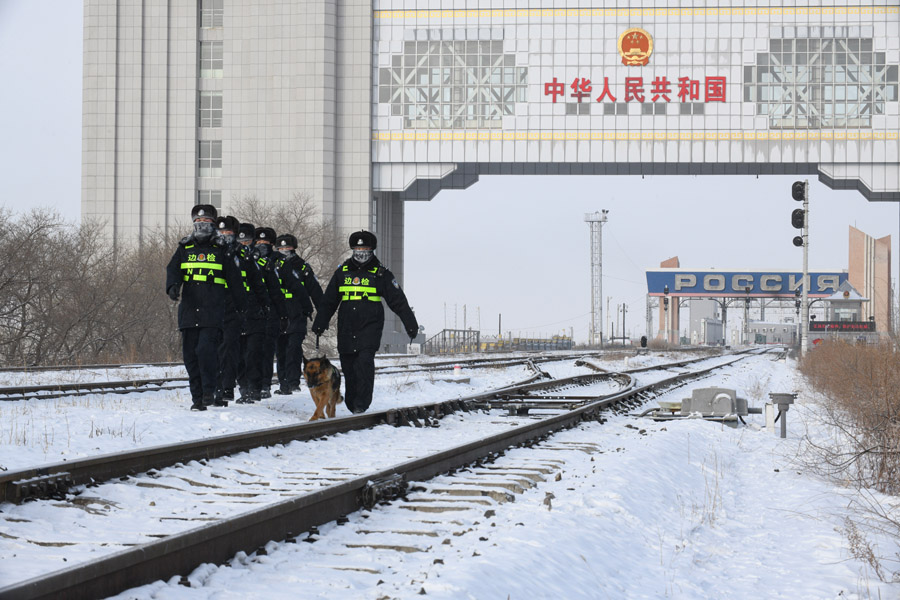 除夕:极寒下的坚守 除夕:极寒下的坚守