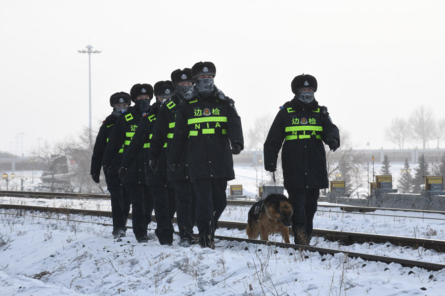 除夕:极寒下的坚守 除夕:极寒下的坚守