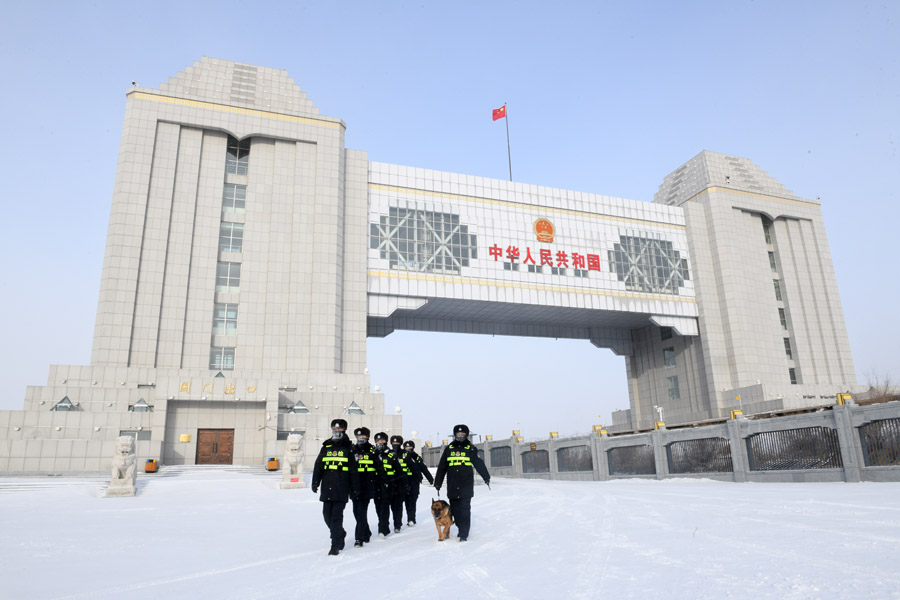 除夕:极寒下的坚守 除夕:极寒下的坚守